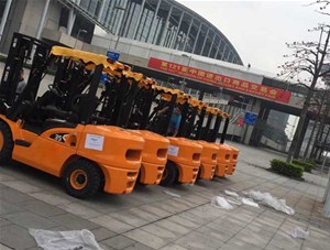 買叉車關(guān)注的不僅是價格，而是！你要知道不同價格叉車的區(qū)別