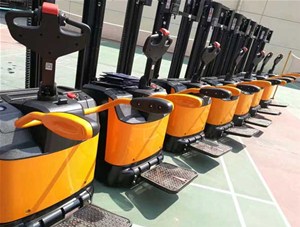  電動堆高車，率生產(chǎn)工具！
